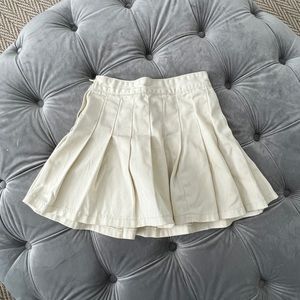 BRANDY MELVILLE SKATER SKIRT in CREAM
